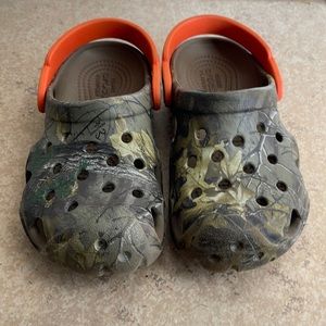 Boys (toddler)crocs, camo and orange, size 10